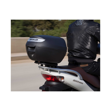 SHAD SH26 BLACK – kompaktowy kufer miejski