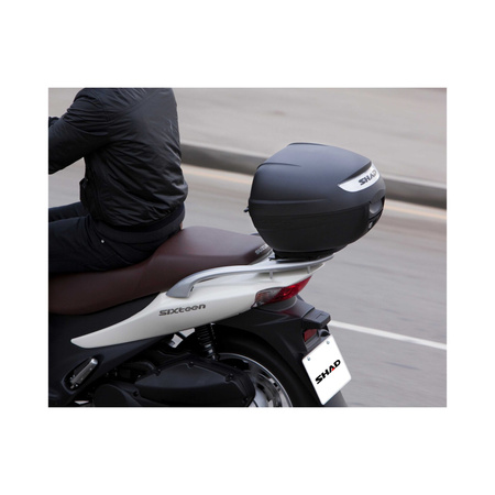 SHAD SH26 BLACK – kompaktowy kufer miejski